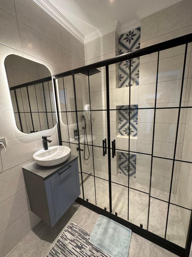 Center Of City In Besiktas 2 Plus 1 With 2 Bathroom And 3 Air Conditioner Istanbulská provincie Exteriér fotografie